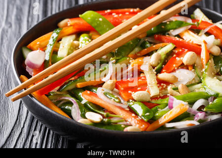 Asian vitamina insalata di verdure con sesamo e arachidi close-up su una piastra sul tavolo orizzontale. Foto Stock