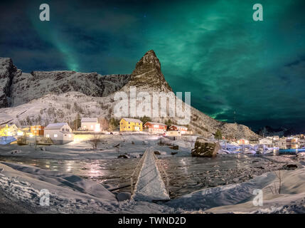 Panorama del paese scandinavo con aurora boreale sulla montagna innevata a isole Lofoten in Norvegia Foto Stock