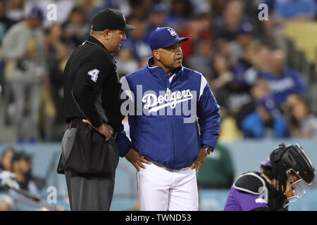 Los Angeles, CA, Stati Uniti d'America. Il 21 giugno, 2019. Los Angeles Dodgers manager Dave Roberts (30) sostiene con la casa arbitro dopo Los Angeles Dodgers terzo baseman Justin Turner (10) ho buttato fuori del gioco da discutere con il terzo arbitro da la piroga durante il gioco tra il Colorado Rockies e il Los Angeles Dodgers al Dodger Stadium di Los Angeles, CA. (Foto di Peter Joneleit) Credito: csm/Alamy Live News Foto Stock