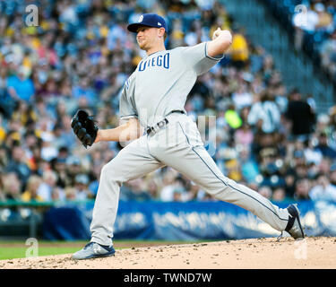 Pittsburgh, Pennsylvania, USA. Il 21 giugno, 2019. San Diego Padres a partire lanciatore Eric Lauer (46) passi contro i pirati di Pittsburgh nel loro gioco di Pittsburgh, in Pennsylvania. Brent Clark/CSM/Alamy Live News Foto Stock