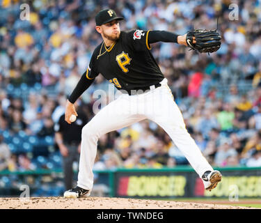 Pittsburgh, Pennsylvania, USA. Il 21 giugno, 2019. I pirati di Pittsburgh a partire lanciatore Joe Musgrove (59) passi contro il San Diego Padres nel loro gioco di Pittsburgh, in Pennsylvania. Brent Clark/CSM/Alamy Live News Foto Stock