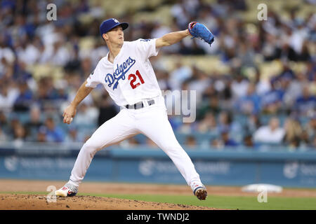 Los Angeles, CA, Stati Uniti d'America. Il 21 giugno, 2019. Los Angeles Dodgers a partire lanciatore Walker Buehler (21) rende l'inizio per il Dodgers durante il gioco tra il Colorado Rockies e il Los Angeles Dodgers al Dodger Stadium di Los Angeles, CA. (Foto di Peter Joneleit) Credito: csm/Alamy Live News Foto Stock