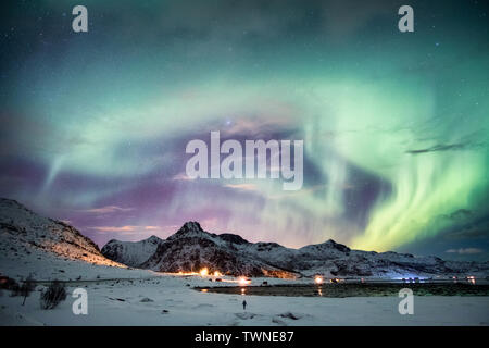 Aurora boreale (Northern lights) esplosione con stellato sulla montagna in inverno in Norvegia Foto Stock