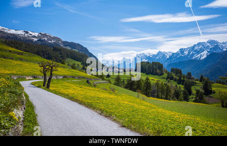 Round lontano guarda la Svizzera Foto Stock