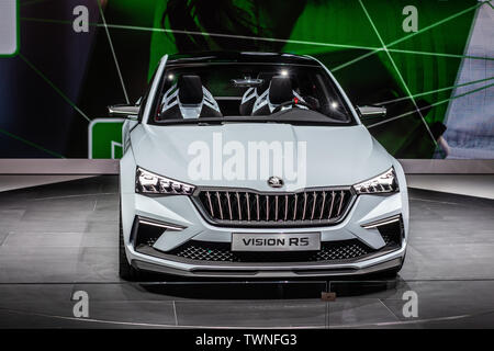 Parigi, Francia, Oct 04, 2018 metallic bianco Skoda VISION RS concept car al Mondial Motor Show di Parigi comandato elettricamente concept car prodotta da Skoda Foto Stock