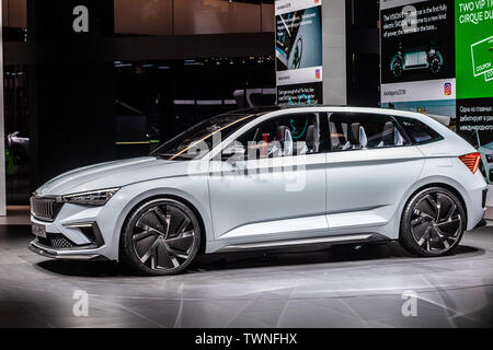 Parigi, Francia, Oct 04, 2018 metallic bianco Skoda VISION RS concept car al Mondial Motor Show di Parigi comandato elettricamente concept car prodotta da Skoda Foto Stock