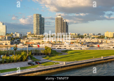 Miami, FL, Stati Uniti - Aprile 20, 2019: yacht di lusso e US Coast Guard navi ormeggiata nel porto di Miami, Florida, Stati Uniti d'America a Foto Stock