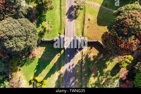 Vista aerea di antico cancello di Bali con percorso in giardino Foto Stock