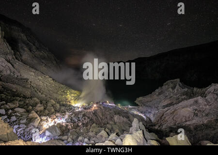 Scenario del cratere con fumo di zolfo con fiamma blu e le stelle nel cielo di notte Foto Stock