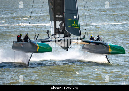 New York, Stati Uniti d'America, 21 giugno 2019. Australia Team SailGP F50 catamarano naviga nel fiume Hudson prima della prima gara del giorno uno del SailGP evento nella città di New York. Credito: Enrique Shore/Alamy Live News Foto Stock