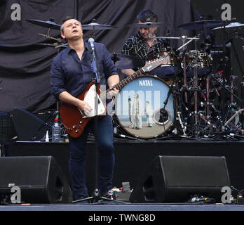 Londra, Regno Unito. Il 21 giugno, 2019. Lead singer James Dean Bradfield di manic street predicatori esegue sul palco, il supporto di Bon Jovi durante il loro 'Questa casa non è in vendita " tour allo Stadio di Wembley. Credito: SOPA Immagini limitata/Alamy Live News Foto Stock