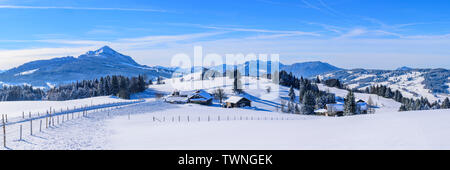 Pomeriggio di sole in Algovia invernale vicino alla montagna impressionante chiamato Grünten Foto Stock