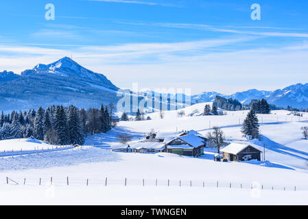 Pomeriggio di sole in Algovia invernale vicino alla montagna impressionante chiamato Grünten Foto Stock