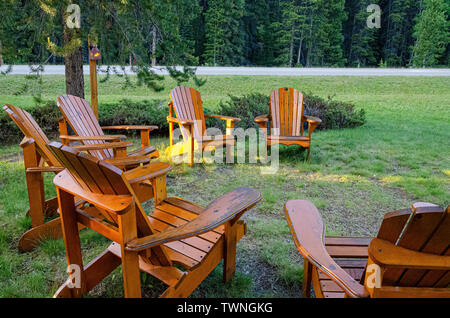 6 Adirondack sedie in un cantiere in Canada Foto Stock