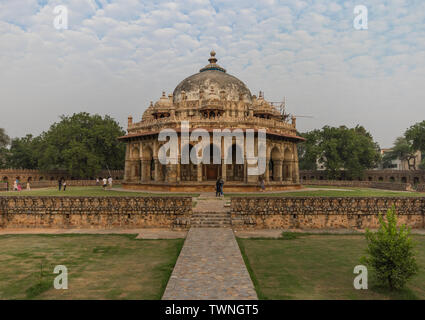 New Delhi, India - uno dei più riconoscibili un monumento di Delhi, la tomba di Humayun è una famosa pietra rossa mausoleo dedicato all'imperatore Mughal Foto Stock