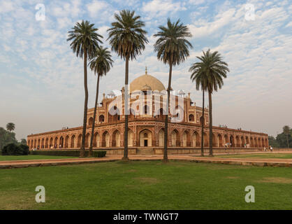 New Delhi, India - uno dei più riconoscibili un monumento di Delhi, la tomba di Humayun è una famosa pietra rossa mausoleo dedicato all'imperatore Mughal Foto Stock