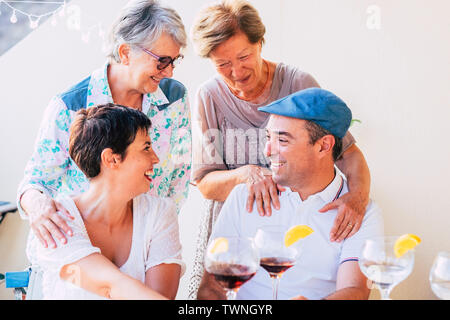 Famiglia di persone allegro ritratto con le madri e figlio abbraccia e godendo di amicizia - le generazioni miste dal vecchio senior per adulti insieme drinki Foto Stock