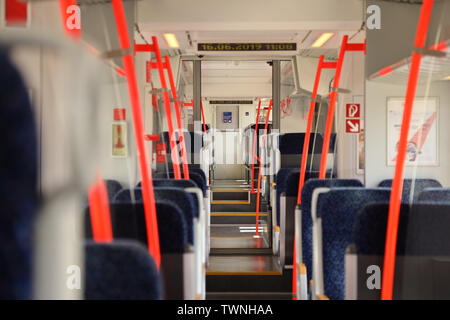 All'interno di un livello regionale di treno austriaco che commuta da Eisenstadt a Vienna. Il treno commutata è azionato dalla OEBB (Ferrovie Austriache) Foto Stock