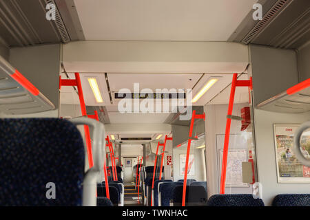 All'interno di un livello regionale di treno austriaco che commuta da Eisenstadt a Vienna. Il treno commutata è azionato dalla OEBB (Ferrovie Austriache) Foto Stock