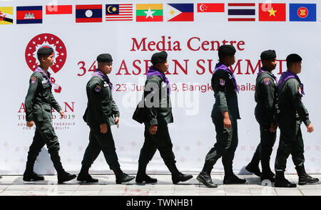 Bangkok, Tailandia. Il 22 giugno, 2019. Poliziotti di guardie al di fuori di media center durante la trentaquattresima vertice ASEAN a Bangkok, in Thailandia. Credito: SOPA Immagini limitata/Alamy Live News Foto Stock