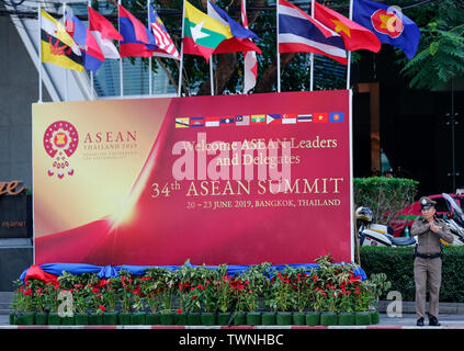 Bangkok, Tailandia. Il 22 giugno, 2019. Un poliziotto di stand di guardie all'34o vertice ASEAN a Bangkok, in Thailandia. Credito: SOPA Immagini limitata/Alamy Live News Foto Stock