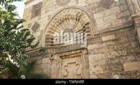 La facciata della al-aqmar moschea a Il Cairo Foto Stock