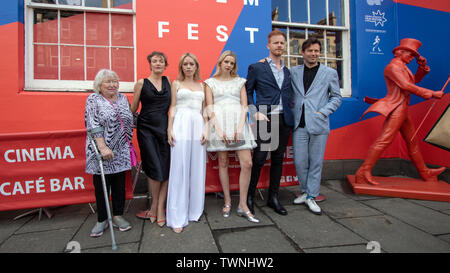 Da sinistra a destra, attrici, Veronica Clifford e Camilla Rutherford, attrice, Tanya Burr, direttore e attrice Greta Bellamacina e attori, Stanley Elridgeand Robert Montgomery frequentare il photocall durante il world premiere del film di ferire dal paradiso all'Filmhouse a Edimburgo.ferito da paradiso è 'un abilmente osservato un racconto di amicizia e di famiglia, con una rinfrescante e sottovalutato il senso dell'umorismo.' Questo screening è parte del migliore British filamento al Edinburgh International Film Festival 2019 (EIFF), che corre fino al mese di giugno 30. Foto Stock