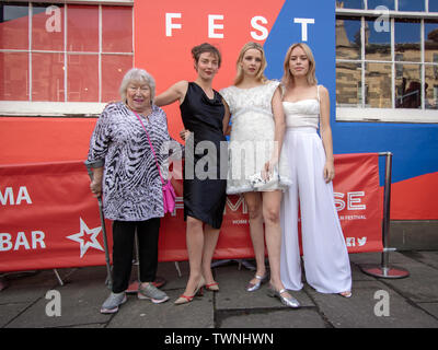 Edinburgh, Regno Unito. Xx Giugno, 2019. Da sinistra a destra, attrici, Veronica Clifford e Camilla Rutherford, direttore e attrice Greta Bellamacina e attrice, Tanya Burr frequentare il photocall durante il world premiere del film di ferire dal paradiso all'Filmhouse a Edimburgo.ferito da paradiso è 'un abilmente osservato un racconto di amicizia e di famiglia, con una rinfrescante e sottovalutato il senso dell'umorismo.' Questo screening è parte del migliore British filamento al Edinburgh International Film Festival 2019 (EIFF), che corre fino al mese di giugno 30. Credito: SOPA Immagini limitata/Alamy Live News Foto Stock