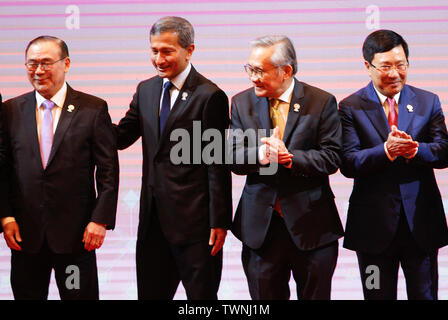 Bangkok, Tailandia. Il 22 giugno, 2019. (L-R) Philippine Affari Esteri Segretario Teodoro Locsin, Singapore Ministro degli esteri Vivian Balakrishnan, Thailandia Ministro degli esteri Don Pramudwinai, Vietnam Ministro degli esteri Pham Binh Minh, assiste per una foto di gruppo durante l'ASEAN la riunione dei Ministri degli Esteri a Bangkok, in Thailandia. Credito: SOPA Immagini limitata/Alamy Live News Foto Stock