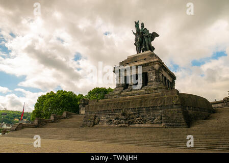 KOBLENZ - GERMANIA - Giugno 11, 2019: Monumento a Kaiser Wilhelm, a Coblenza, dove il fiume Moselle incontra il fiume Reno (Fiume Inferiore), chiamato Deu Foto Stock