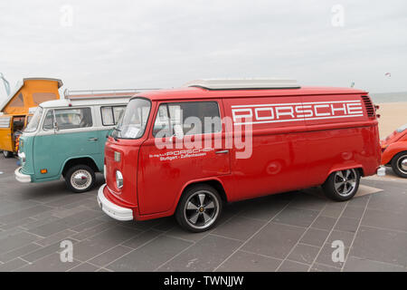 Scheveningen, l'Aia, Paesi Bassi - 26 Maggio 2019: 1960s VW Combi con porsche logo sul lato parcheggiato a Scheveningen Beach durante il cl raffreddato ad aria Foto Stock