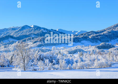 Tranquillo scenario di mattina in un freddo e senza nuvole giornata invernale in Algovia bavarese Foto Stock