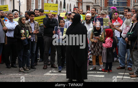 Londra, Regno Unito. 21 giugno 2019. Coloro che presenziano ad una protesta davanti all'ambasciata egiziana a Londra, in ricordo di Morsi, ascoltano uno dei numerosi relatori dell'evento. Credit: Joe Kuis / Alamy News Foto Stock