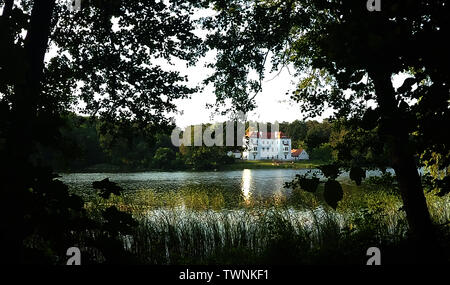 Berlino, Germania. 22 Mar, 2016. Il Grunewald hunting lodge può essere visto in mattinata tra gli alberi. Credito: Paolo Zinken/dpa/Alamy Live News Foto Stock