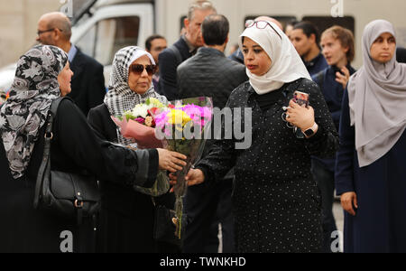 Londra, Regno Unito. 21 giugno 2019. Alcuni di coloro che assistono ad una protesta davanti all'ambasciata egiziana a Londra, in ricordo di Morsi, distribuiscono fiori tra i manifestanti. Credit: Joe Kuis / Alamy News Foto Stock