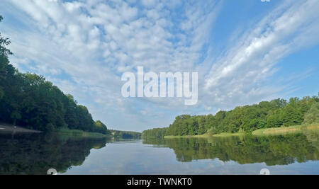 Berlino, Germania. 22 Mar, 2016. Gli alberi intorno al lago di Grunewald sono riflessi nell'acqua di mattina. Credito: Paolo Zinken/dpa/Alamy Live News Foto Stock