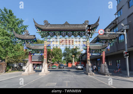 Chengdu, nella provincia di Sichuan, in Cina - Giugno 6, 2019 : Cinese tradizionale gate leading di Wenshu monastero buddista in una giornata di sole Foto Stock