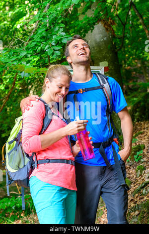 Escursione nella Foresta di shaddy vicino Dollnstein nel parco naturale di Altmühltal Foto Stock