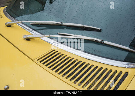 Close-up del parabrezza e tergicristalli su un giallo Mercedes Benz 350 SL classic car Foto Stock