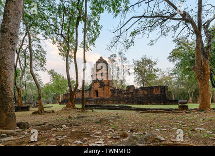 Prasat Muang cantare sono le antiche rovine del tempio Khmer nel parco storico presso Sai Yok, Kanchanaburi Foto Stock