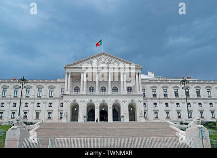 Vista esterna della facciata dell'edificio del Parlamento portoghese a Bairro alto Lisbona Portogallo Europe EU KATHY DEWITT Foto Stock