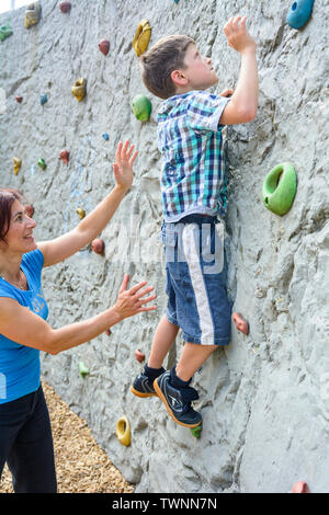 La madre e il figlio a parete Boulder Foto Stock