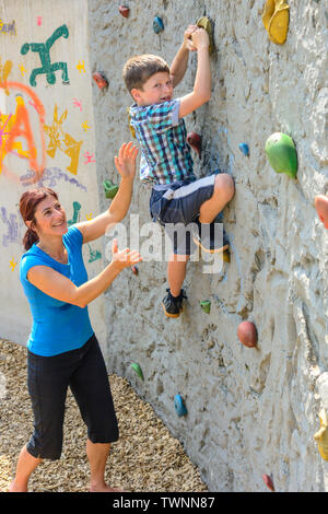 La madre e il figlio a parete Boulder Foto Stock