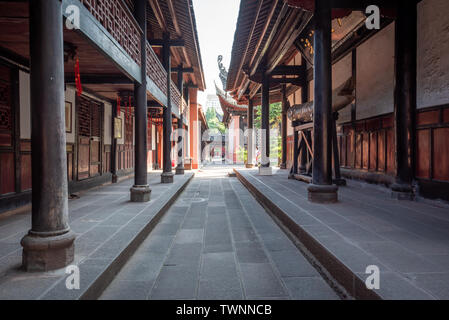 Chengdu, nella provincia di Sichuan, in Cina - Giugno 6, 2019 : Wenshu monastero buddista vicolo in una giornata di sole Foto Stock