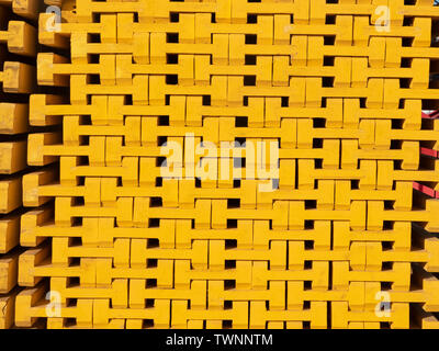 Giallo impilati in legno cassero di formatura di fasci. Attrezzature da costruzione. Foto Stock