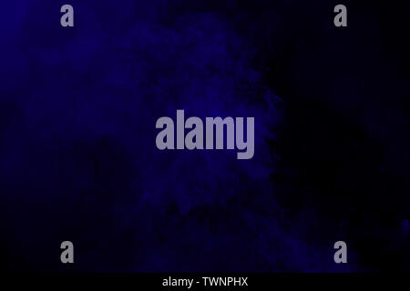 Abstract fumo blu su sfondo nero. Colore blu nubi. Foto Stock