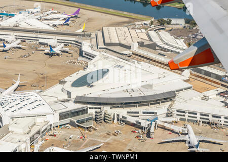 Vista aerea dell'aeroporto di Sydney, Australia, in una bella giornata di sole Foto Stock