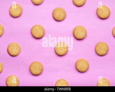 Round il burro danese cookie isolato su sfondo rosa. cookies pattern per il background. creative pastelli e minimalismo pastello concetto. Foto Stock