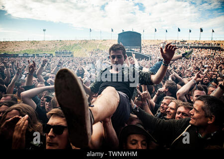 Copenhagen, Danimarca. Il 21 giugno, 2019. Copenaghen, Danimarca - Giugno 21st, 2019. Heavy Metal tifosi affollano navigare a un concerto dal vivo con la danese band death metal Baest durante il danese heavy metal festival Copenhell 2019 a Copenaghen. (Photo credit: Gonzales foto/Alamy Live News Foto Stock