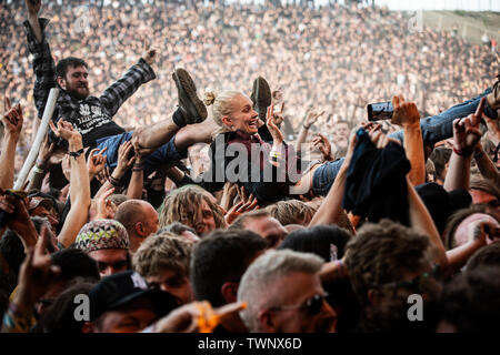 Copenhagen, Danimarca. Il 21 giugno, 2019. Copenaghen, Danimarca - Giugno 21st, 2019. Heavy Metal tifosi affollano navigare a un concerto dal vivo con la American heavy metal band Agnello di Dio durante il danese heavy metal festival Copenhell 2019 a Copenaghen. (Photo credit: Gonzales foto/Alamy Live News Foto Stock